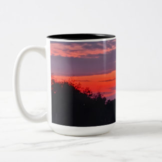 Caneca De Café Em Dois Tons Crimson Dusk Abraça a Beleza Isolada