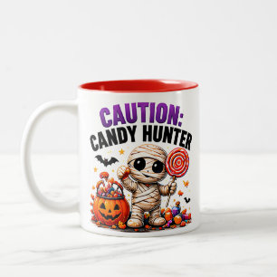 Caneca De Café Em Dois Tons Cuidado Caçador de Doces Citação Divertida de Múmi