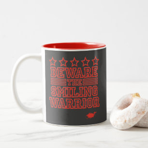 Caneca De Café Em Dois Tons Cuidado com o guerreiro sorridente Gfx vermelho