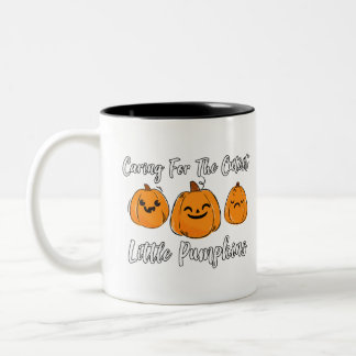 Caneca De Café Em Dois Tons Cuidando Da Menina Enfermeira De Abóboras Mais Jus