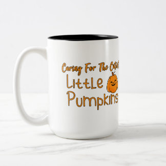 Caneca De Café Em Dois Tons Cuidando Dos Pumpkins Mais Pequenos