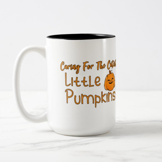 Caneca De Café Em Dois Tons Cuidando Dos Pumpkins Mais Pequenos (Esquerda)