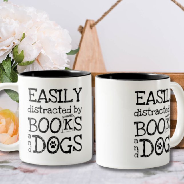 Caneca De Café Em Dois Tons Cute facilmente distraído por livros e cães (Criador carregado)