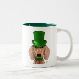Caneca De Café Em Dois Tons Dachshund com chapéu verde e bigode