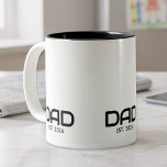 Caneca De Café Em Dois Tons Dad Established New Dad Gift<br><div class="desc">Dad Established New Dad - Minimal Elegant Black Bold Dad Typography - Add your custom "Est" established year date when your first child was born. Add additional years for each child.</div>