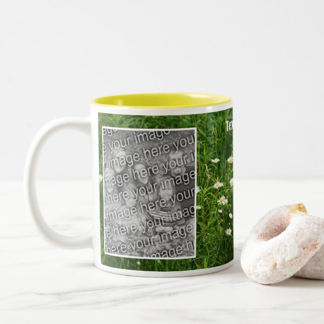 Caneca De Café Em Dois Tons Daisy Flowers In Field Adicionar Sua Foto (Com Donut)