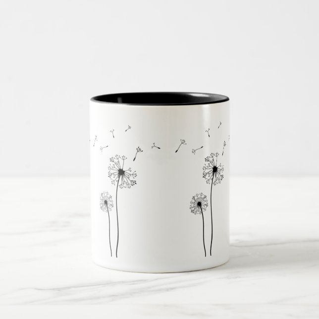 Caneca De Café Em Dois Tons Dandelion preto e branco soprando no vento (Centro)