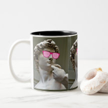 David veste óculos de cor rosa