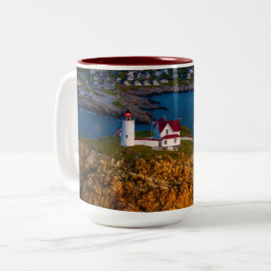 Caneca De Café Em Dois Tons Dawns Light quebra na costa Rocky do Nubble