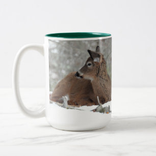 Caneca De Café Em Dois Tons Deer Fawn felpudo-branca descansando na neve