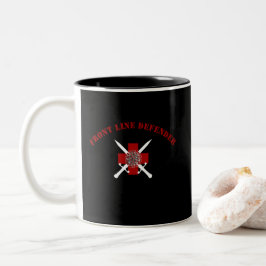 Caneca De Café Em Dois Tons Defensor da Linha de Frente com nome personalizado