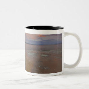 Caneca De Café Em Dois Tons Depósitos minerais coloridos emitem do Black Pool