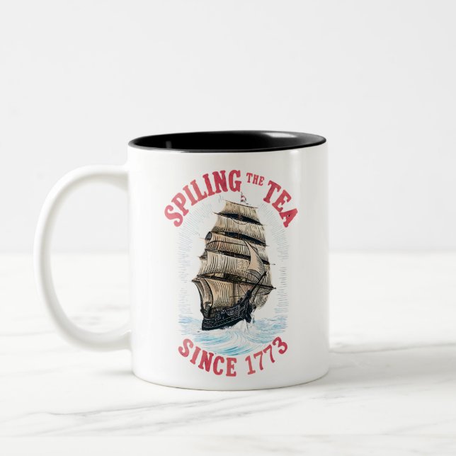 Caneca De Café Em Dois Tons Derramando o Chá Desde 1773 4 de Julho (Esquerda)