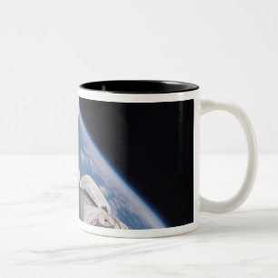 Caneca De Café Em Dois Tons Descoberta do vaivém espacial backdropped pela