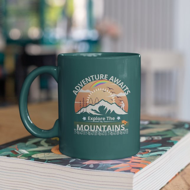 Caneca De Café Em Dois Tons design "Adventure Await-Explore as montanhas" (Criador carregado)