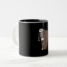 Caneca De Café Em Dois Tons Design de Halloween de Skeleton e Coffin