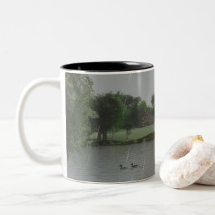 Caneca De Café Em Dois Tons Dia da Chuva no Lago Mug