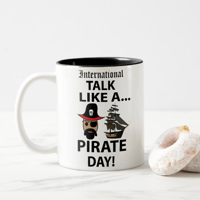 Caneca De Café Em Dois Tons Dia Internacional do Pirata (Com Donut)