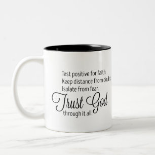 Caneca De Café Em Dois Tons Digitação de Script de Confiança