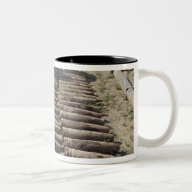 Caneca De Café Em Dois Tons Dispositivos explosivos são identificados e invent (Direita)