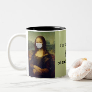 Caneca De Café Em Dois Tons Distância Social da Mona Lisa Mascarada