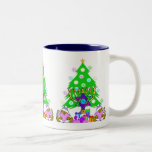 Caneca De Café Em Dois Tons Divertimento inter-religioso do feriado<br><div class="desc">Presentes do Natal e de menorah de Chanukah ornamento para as famílias inter-religiosos que são judaicas e cristão que comemoram ambos os feriados esta estação.</div>