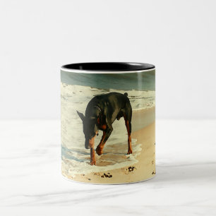 Caneca De Café Em Dois Tons Doberman na imagem da pintura da praia
