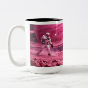 Caneca De Café Em Dois Tons Dois Astronautas Jogando Beisebol em um Planeta Ro