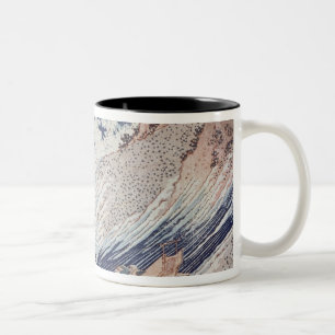 Caneca De Café Em Dois Tons Dois barcos de pesca pequenos no mar
