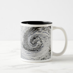 Caneca De Café Em Dois Tons Dois ciclones formados no tandem ao sul de