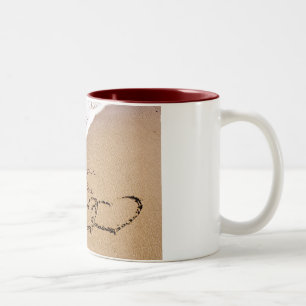 Caneca De Café Em Dois Tons Dois Corações Na Areia
