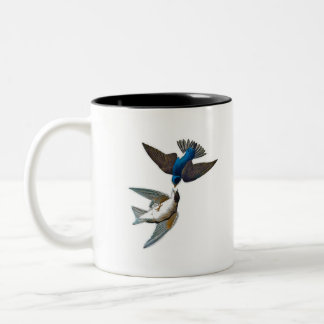 Caneca De Café Em Dois Tons Dois passarinhos voando livremente no céu. Vintage