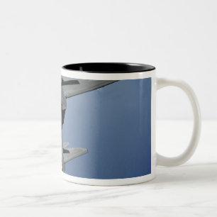 Caneca De Café Em Dois Tons Dois raptores F-22 voam sobre o Oceano Pacífico