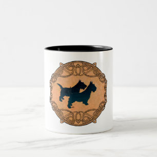 Caneca De Café Em Dois Tons Dois Terriers Escoceses em Entrelaçamento Celta