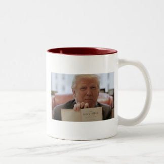Caneca De Café Em Dois Tons Donald Trump Segurando Bíblia - Café De Duas Tonel