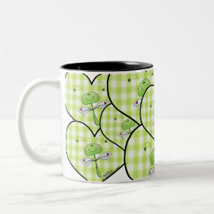 Caneca De Café Em Dois Tons Dragon Fly em um coração verde de gingham
