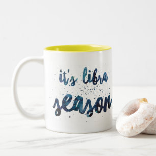 Caneca De Café Em Dois Tons É aguarela do aniversário do zodíaco da estaç
