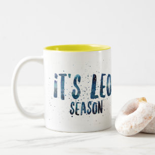 Caneca De Café Em Dois Tons É aguarela do aniversário do zodíaco da estação de