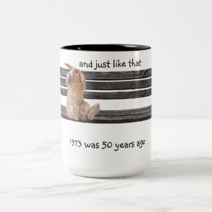Caneca De Café Em Dois Tons E apenas como aquele coelho em uma caneca de banco