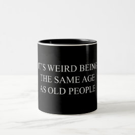 Caneca De Café Em Dois Tons É estranho ter a mesma idade das Pessoas antigas