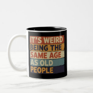Caneca De Café Em Dois Tons É Estranho Ter a Mesma Idade Que as Pessoas Velhas