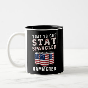 Caneca De Café Em Dois Tons É hora de ficar bêbado com martelo estrelado e ban