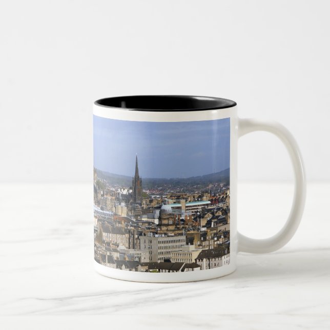 Caneca De Café Em Dois Tons Edimburgo, Escócia. Uma visão central (Direita)