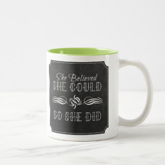 Caneca De Café Em Dois Tons Ela Acreditava Que Podia Mug (cor interior)