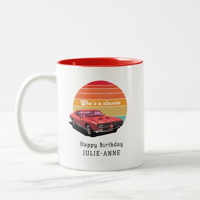 Caneca De Café Em Dois Tons Ela é clássica, amante de carro. (Esquerda)