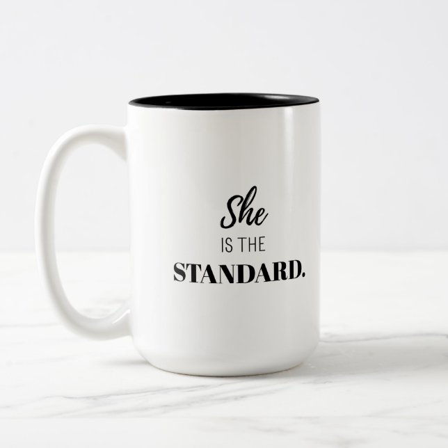 Caneca De Café Em Dois Tons Ela É o Padrão – Empoderamento Feminino Ousado (Esquerda)
