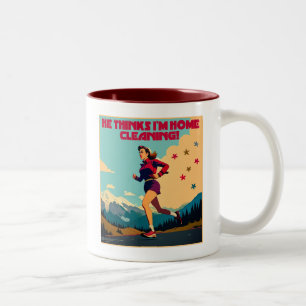 Caneca De Café Em Dois Tons Ele acha que estou em casa limpando Sassy Runner