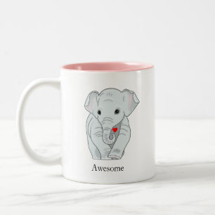 Caneca De Café Em Dois Tons Elefante Jovem Fofo Segurando um Coração