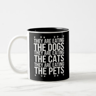 Caneca De Café Em Dois Tons Eles Estão Comendo Os Cachorros Os Gatos Os Animai