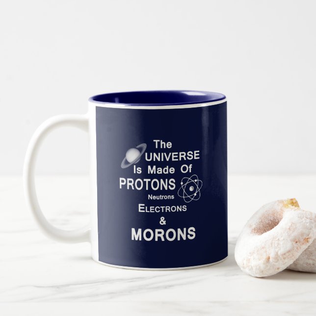 Caneca De Café Em Dois Tons Elétrons e parvos dos nêutrons dos protão (Com Donut)